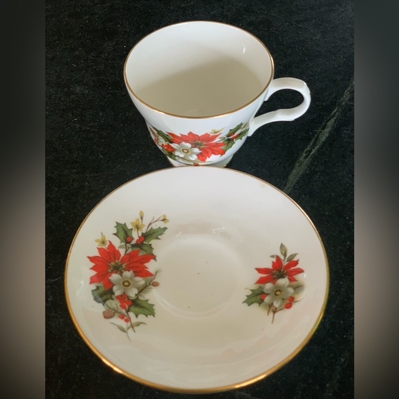 SADLER WELLINGTON Poinsettia Tea Cup and Saucer - Picture 3 of 7